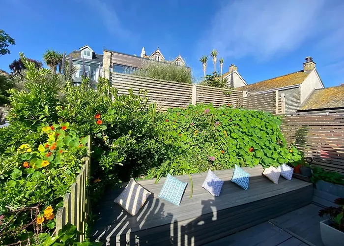 3 Bedroom Cottage Minutes Walk From Town, Harbour & Beaches.