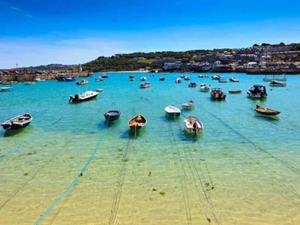 3 Bedroom Minutes Walk From Town, Harbour & Beaches.