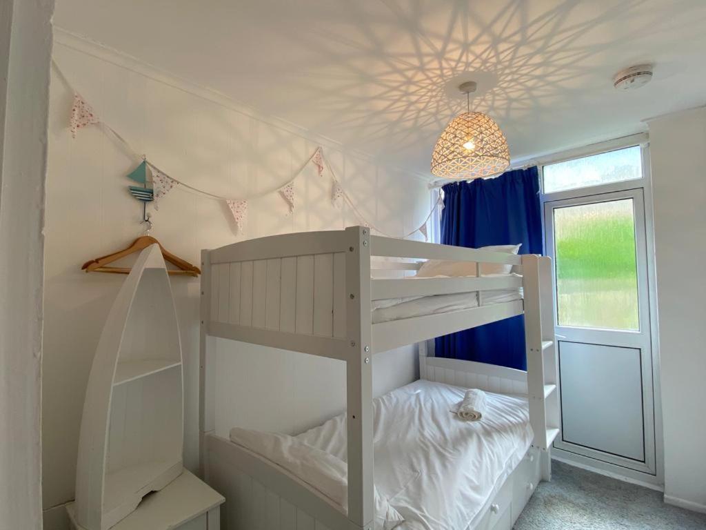 3 Bedroom Minutes Walk From Town, Harbour & Beaches. Holiday home