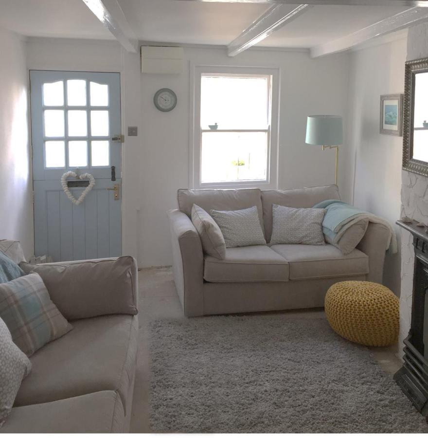 3 Bedroom Minutes Walk From Town, Harbour & Beaches.