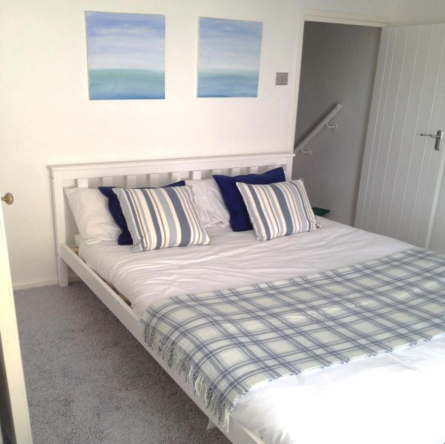 3 Bedroom Minutes Walk From Town, Harbour & Beaches. *
