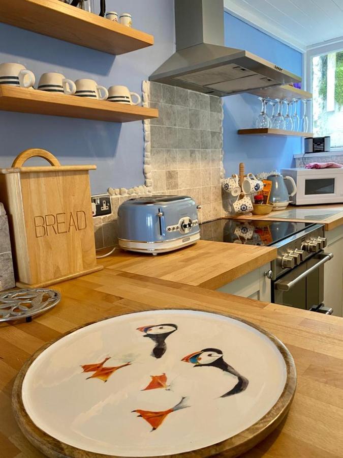 3 Bedroom Minutes Walk From Town, Harbour & Beaches. Holiday home